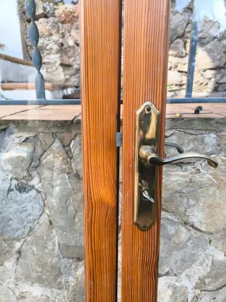 Puertas de madera con vidriera.