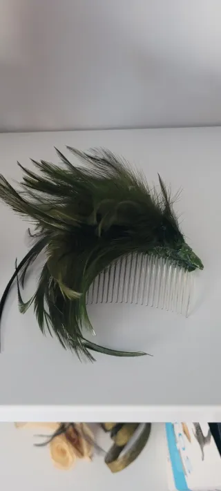 Tocado peineta plumas verdes