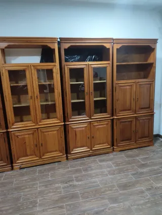 Mueble de madera para salón grande.