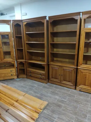 Mueble de madera para salón grande.