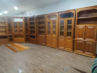 Mueble de madera para salón grande.
