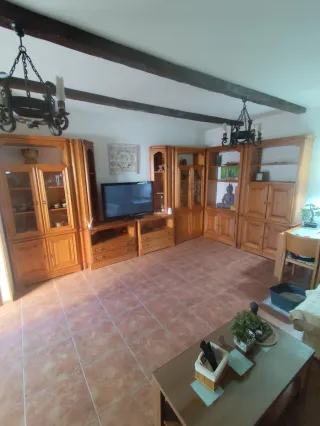 Mueble de madera para salón grande.