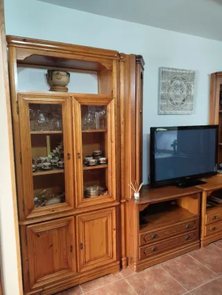 Mueble de madera para salón grande.