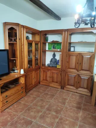 Mueble de madera para salón grande.
