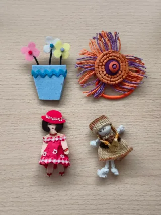 Broches artesanales flor y muñecas