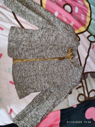 Chaqueta tejida dorada y gris
