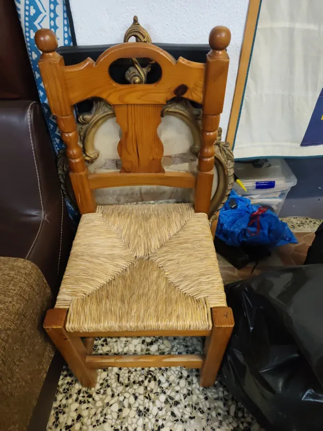 Mesa de comedor y 4 sillas robustas de madera,1,80