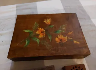 Artesania vintage con flores pintadas