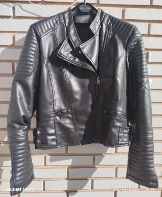 Cazadora polipiel negra.  No da mucha talla