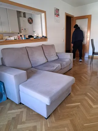 Sofá chaise longue, mueble TV y mesa centro