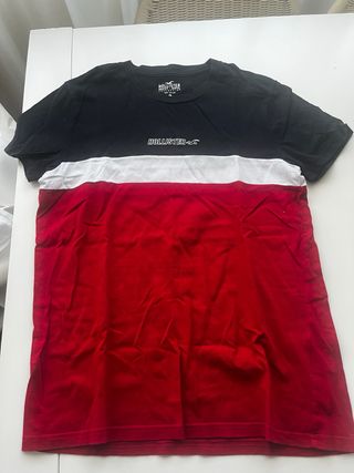 Camiseta Hollister Talla M Negra, Blanca y Roja
