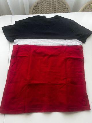 Camiseta Hollister Talla M Negra, Blanca y Roja