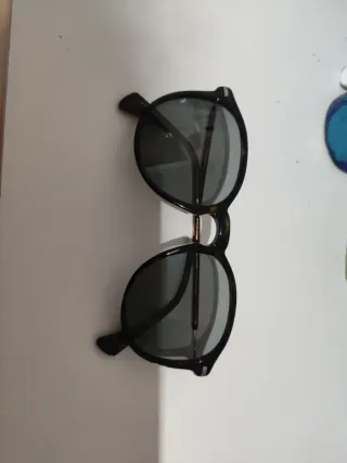 Gafas de sol negras y marrones