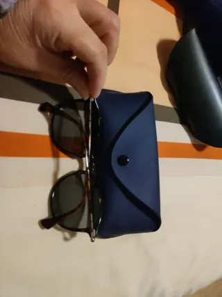 Gafas de sol negras y marrones