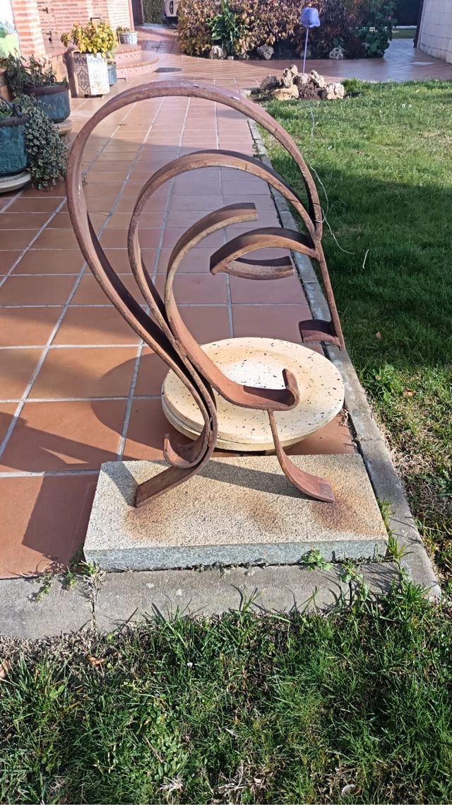 Escultura de metal forjado