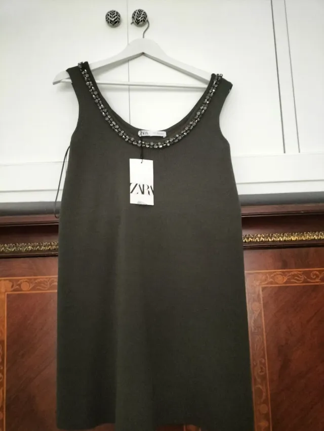 Vestido Zara corto pedrería verde M