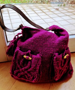 Borsa lana viola con tasche e nappe