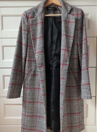 Abrigo cuadros cuadros negro y rojo
