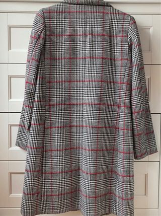 Abrigo cuadros cuadros negro y rojo