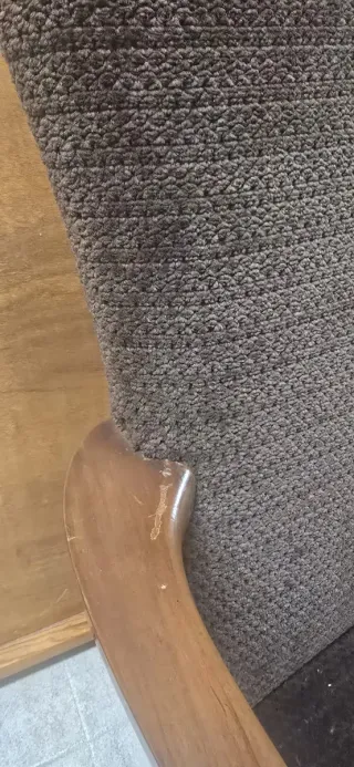 Butaca antigua de tela aterciopelada y madera