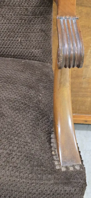 Butaca antigua de tela aterciopelada y madera