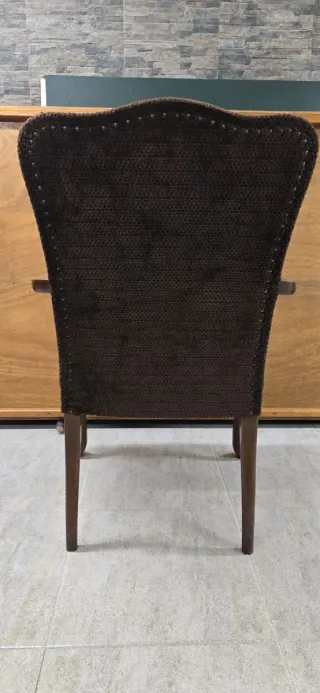 Butaca antigua de tela aterciopelada y madera