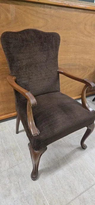 Butaca antigua de tela aterciopelada y madera