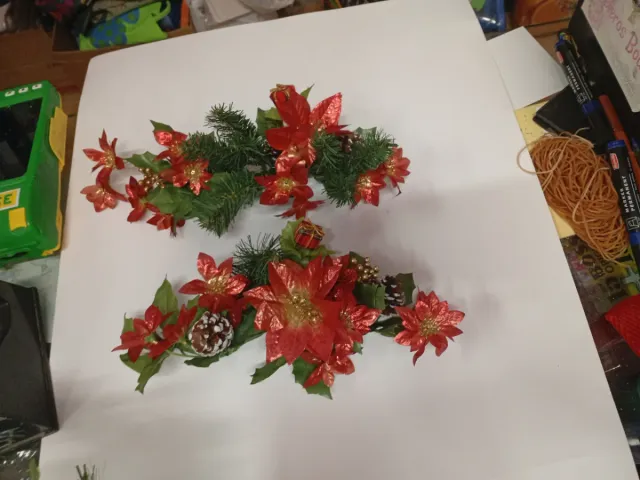 Enfeites de Natal com Flores Vermelhas e Verdes