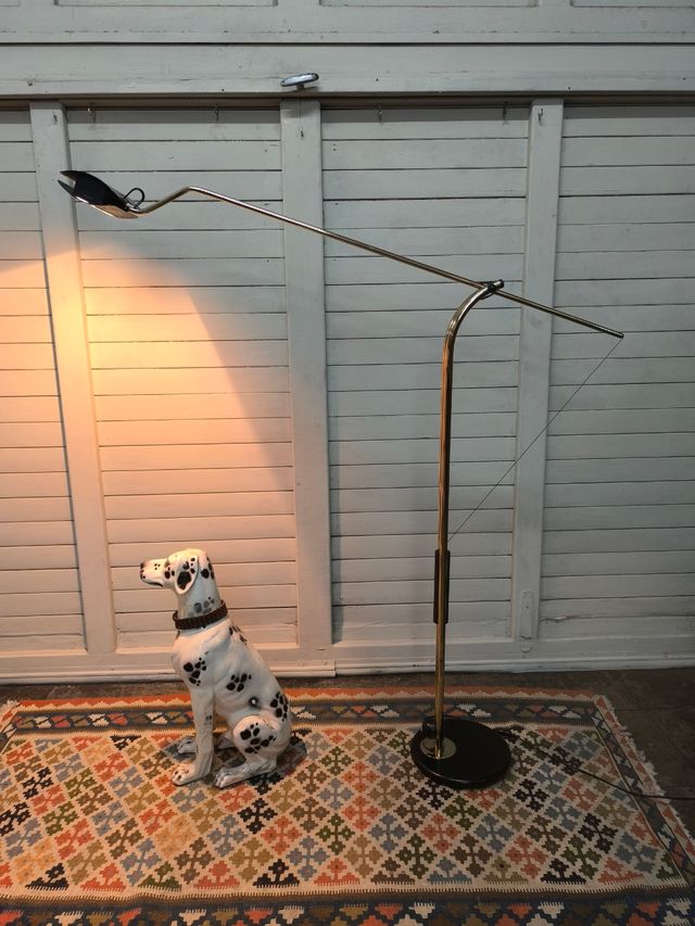 Lámpara de pie vintage dorada y negra. Fase