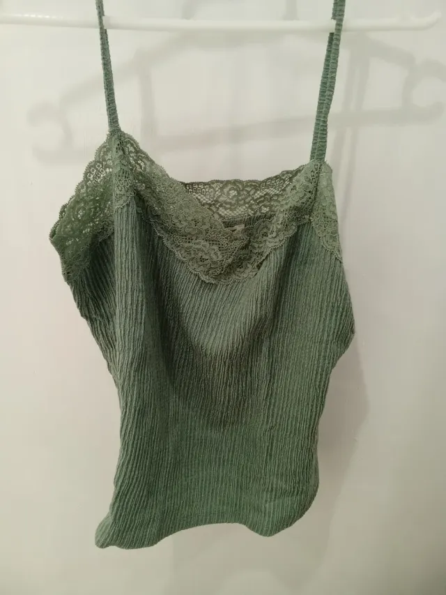 Top verde con encaje