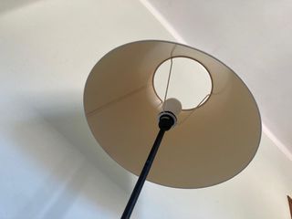 Lampara beige con pie de metal