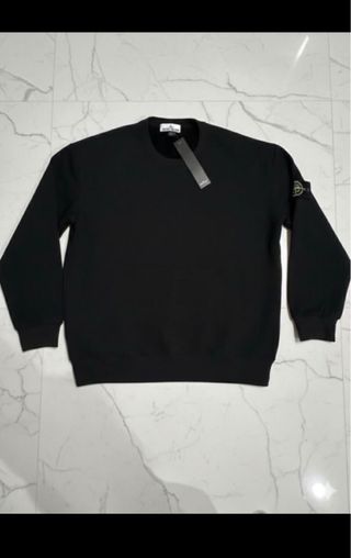 Sudadera negra Stone Island con las etiquetas