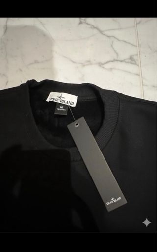 Sudadera negra Stone Island con las etiquetas