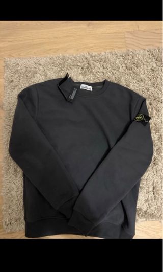 Sudadera negra Stone Island con las etiquetas