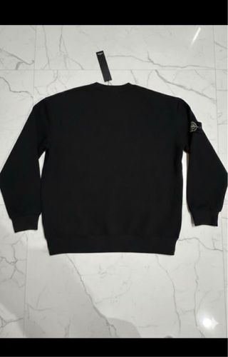 Sudadera negra Stone Island con las etiquetas