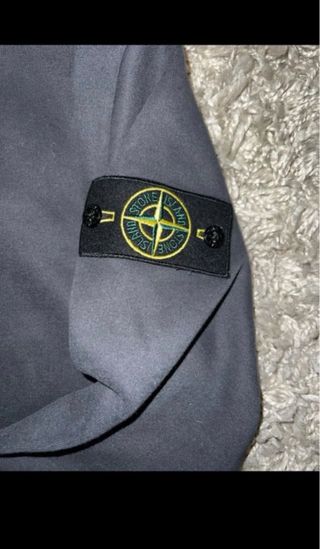 Sudadera negra Stone Island con las etiquetas
