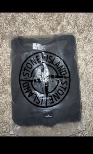 Sudadera negra Stone Island con las etiquetas