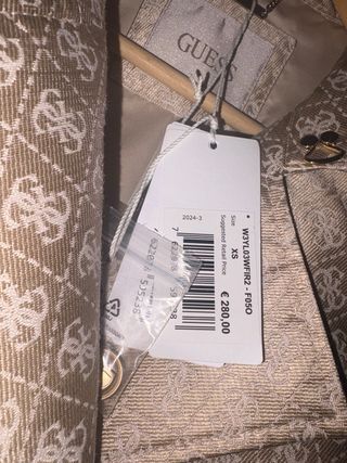 Gabardina Guess Dorada Logo GG