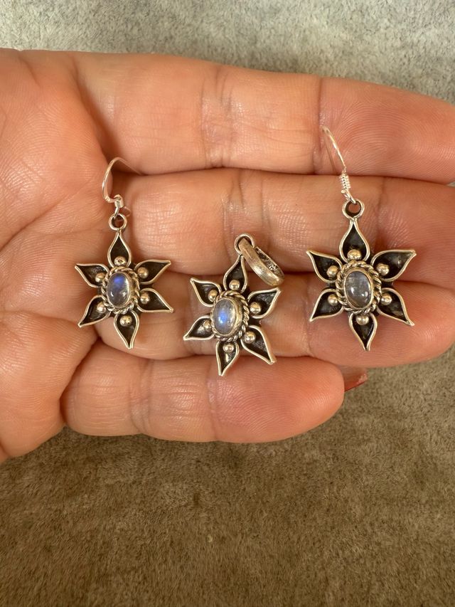 Conjunto Plata Ley 925 Colgante y Pendientes Flor