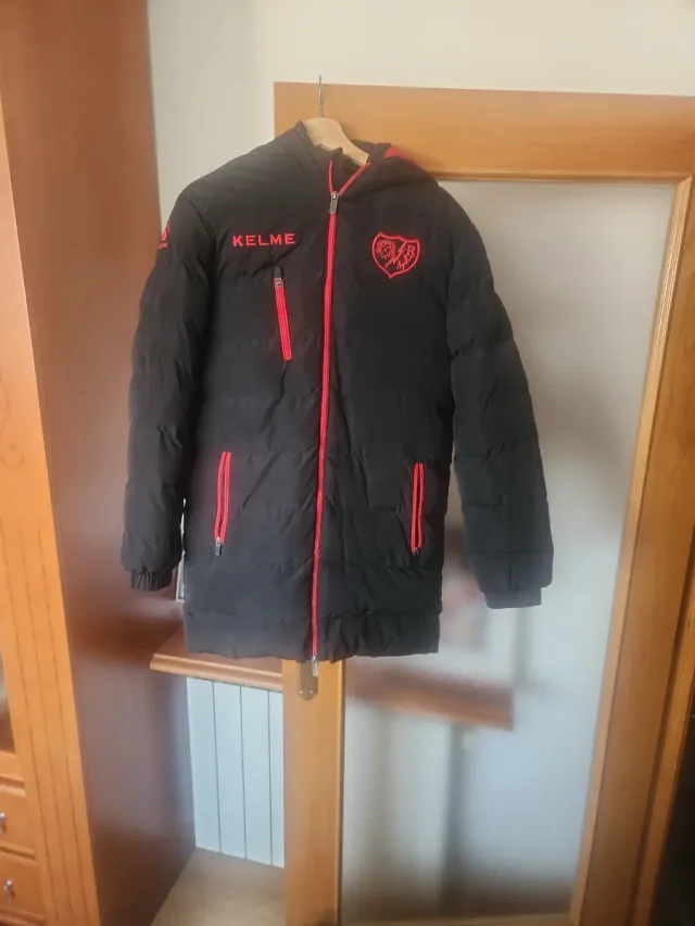 Abrigo acolchado Kelme negro y rojo