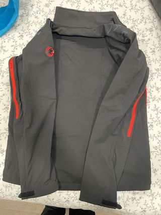 Chaqueta Mammut Negra y Roja NUEVA