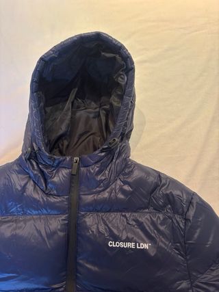 Plumífero azul Closure London