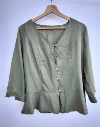 Blusa verde con botones