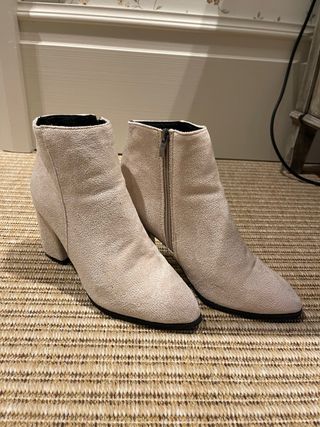 Botines beige ante tacón