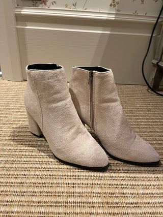 Botines beige ante tacón