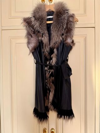 Chaleco de piel con cuello y ribetes de zorro