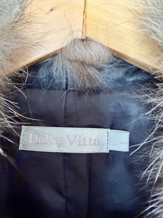 Chaleco de piel con cuello y ribetes de zorro