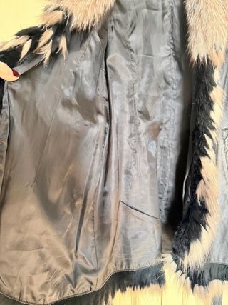 Chaleco de piel con cuello y ribetes de zorro