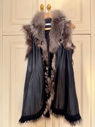 Chaleco de piel con cuello y ribetes de zorro
