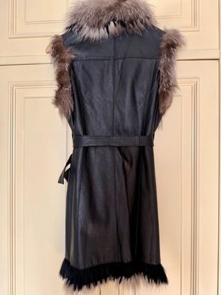 Chaleco de piel con cuello y ribetes de zorro
